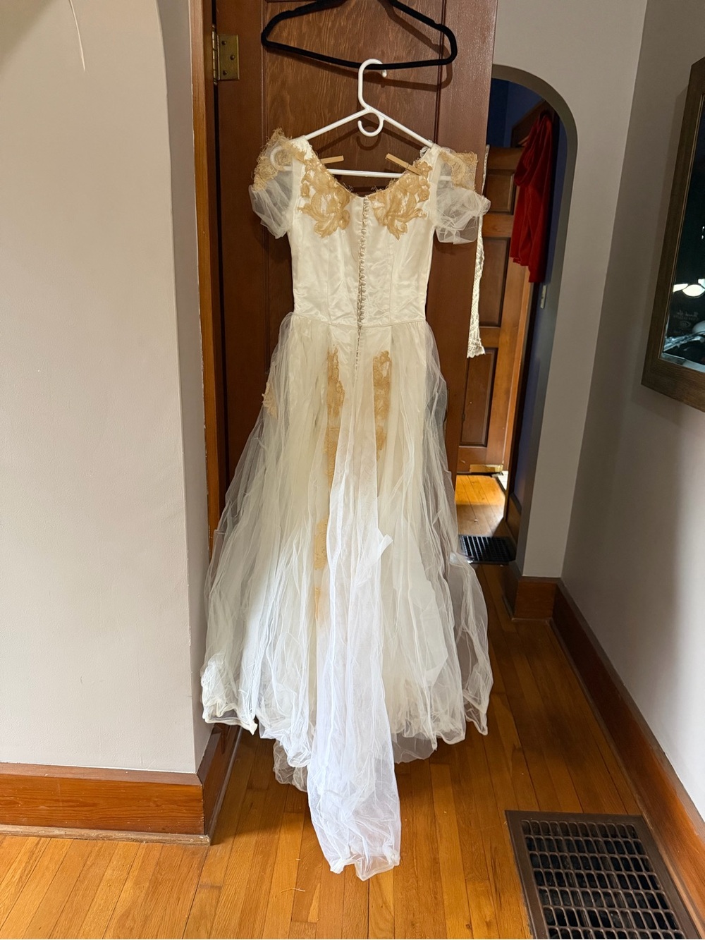 Vintage wedding dress with matching gloves and headpiece - Picture 2 of 8